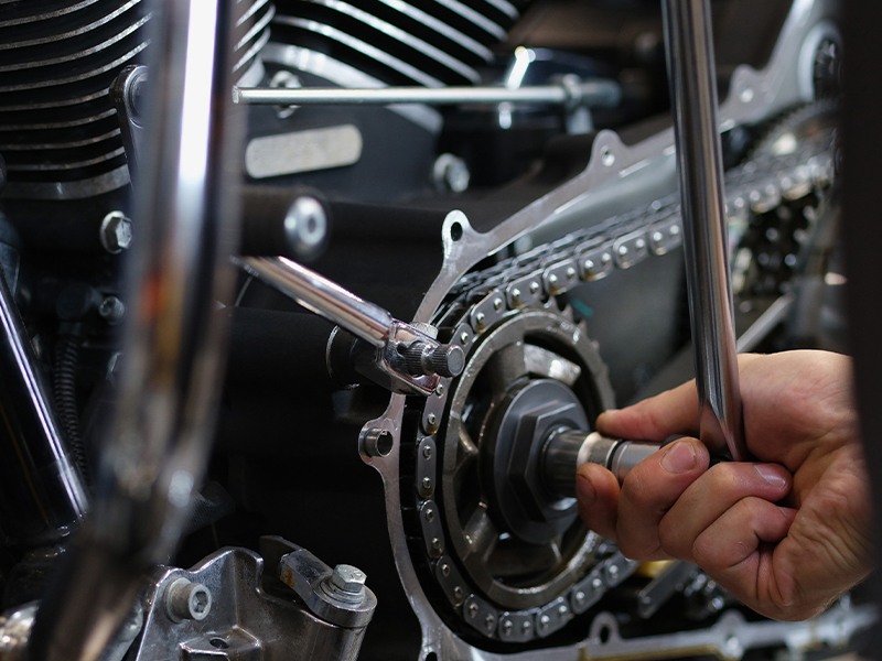 Cad é an difríocht idir eochair ratchet agus eochair chasmhóiminte?